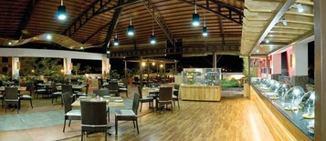 3 restaurantes; se sirve desayuno, almuerzo y cena; cocina india