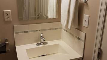Family Room | Bathroom | Combined shower/bathtub, free toiletries, towels