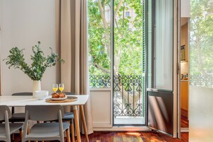 Standard Apartment, City View | Dining room