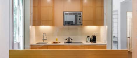 Departamento estándar, vista a la ciudad | Cocina privada | Refrigerador, microondas, parrilla de estufa y lavavajillas