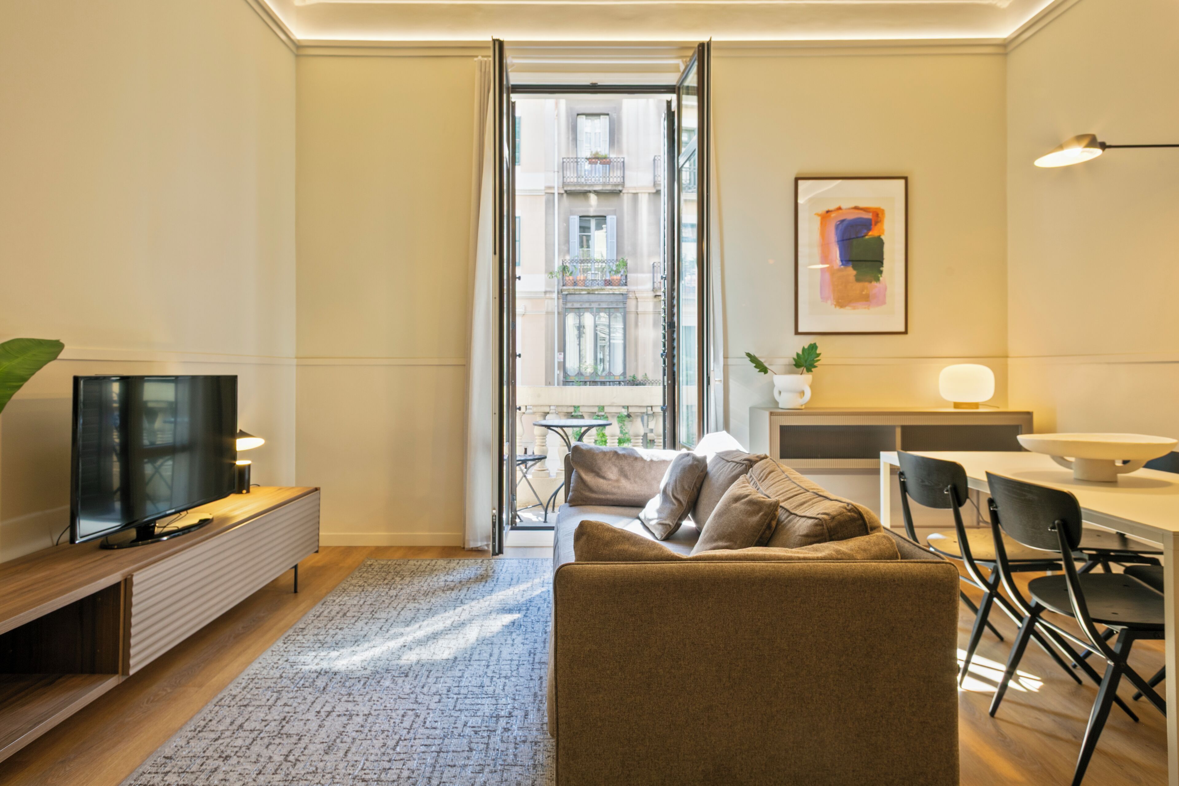 Apartamento estándar, vistas a la ciudad | Zona de estar | Televisión de pantalla plana de 37 pulgadas con canales digitales