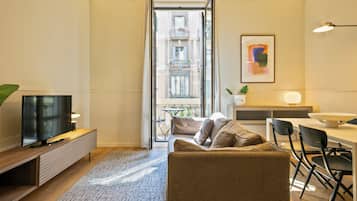 Apartamento estándar, vistas a la ciudad | Zona de estar | Televisión de pantalla plana de 37 pulgadas con canales digitales
