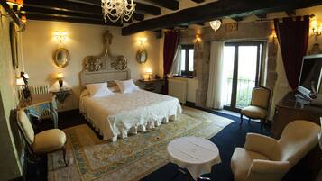 Suite exclusiva, 1 llit de matrimoni gran, banyera d'hidromassatge, vistes al mar | Roba de llit d'alta qualitat, minibar i caixa forta a l'habitació