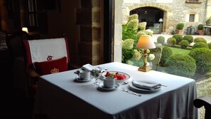 Daily cooked-to-order breakfast (EUR 30 per person) - Hotel Palacio de la Peña (Bareyo)