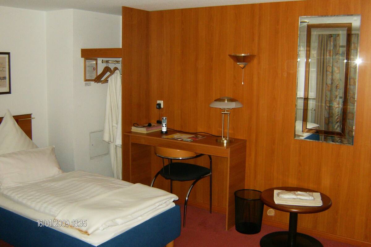 Einzelzimmer | Individuell dekoriert, individuell eingerichtet, Schreibtisch