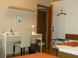 Individually decorated, individually furnished, desk - Hotel zum Denkmal (Hannover)