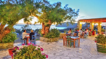 Frühstück, Mittagessen, Abendessen, Blick aufs Meer 