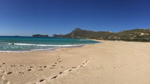 Nær stranden og hvit sand
