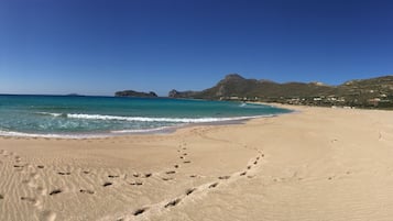 Una spiaggia nelle vicinanze, sabbia bianca