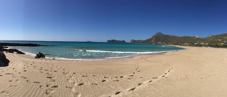 Una spiaggia nelle vicinanze, sabbia bianca