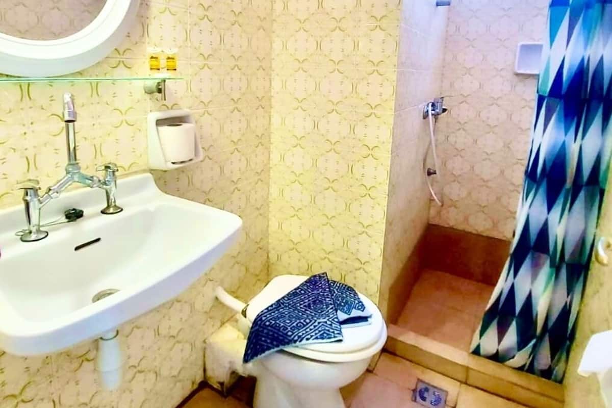 Habitación económica con 1 cama matrimonial o 2 individuales (No Balcony) | Escritorio, espacio para trabajar con laptop y wifi gratis