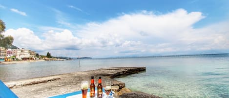 Nära stranden, vit sandstrand, solstolar och parasoller