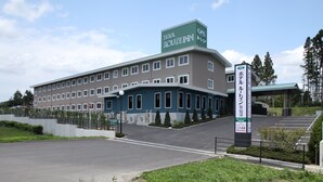A hotel with a sign reading "Hotel Route Inn" and a sign indicating "Hotel Route Inn" in Japanese. - HOTEL ROUTE-INN Kesennuma ChuoInter (Kesennuma)