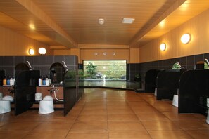 Articles de toilette gratuits, sèche-cheveux, peignoirs, chaussons