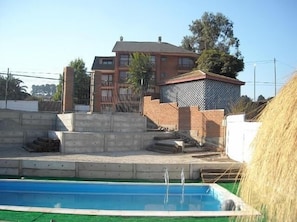 Una piscina al aire libre de temporada