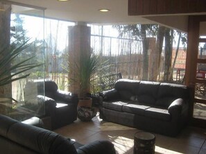 Lobby sitting area - Linda Vista Apart Hotel (Concon)