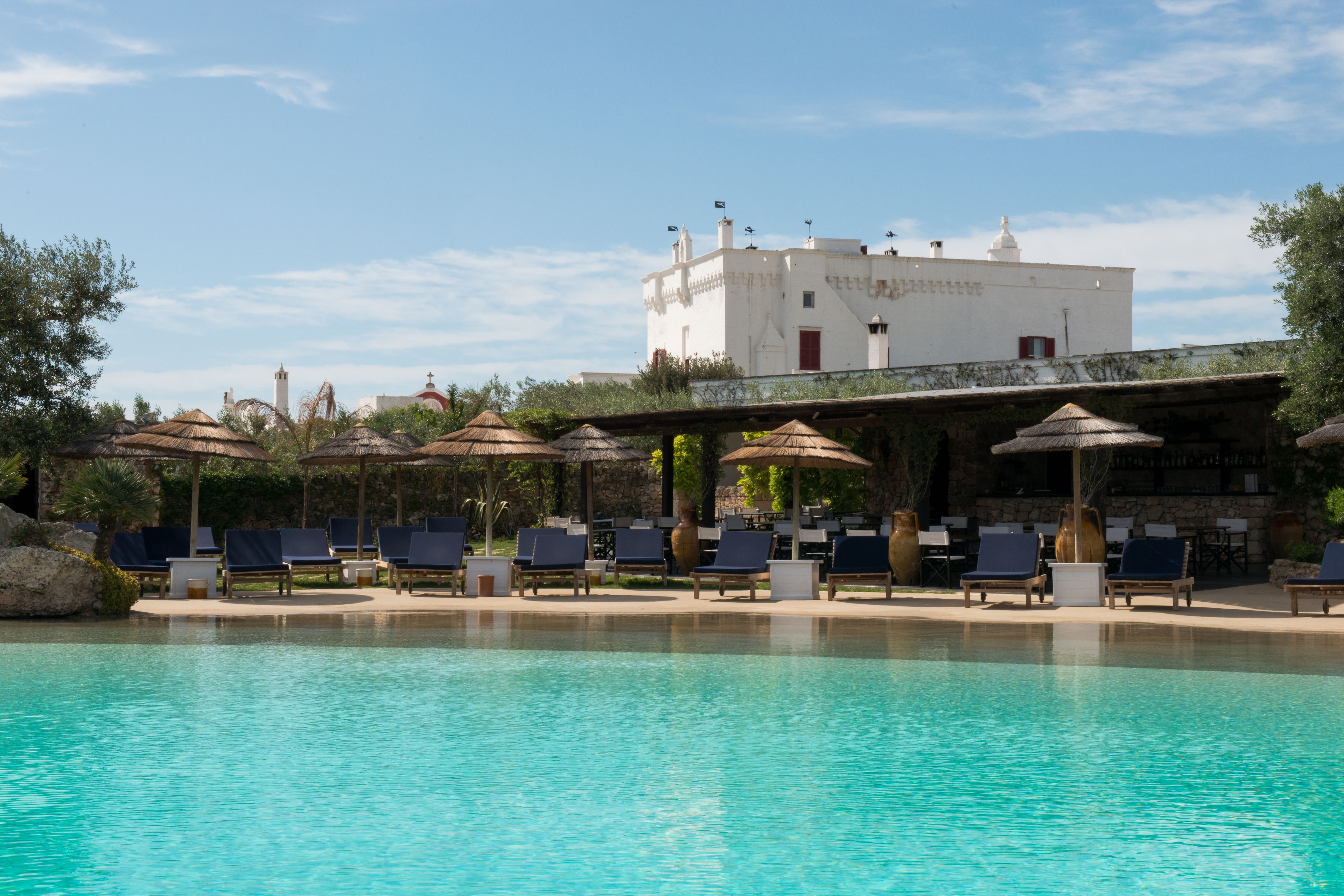 Piscina coperta, piscina all'aperto, ombrelloni da piscina, lettini