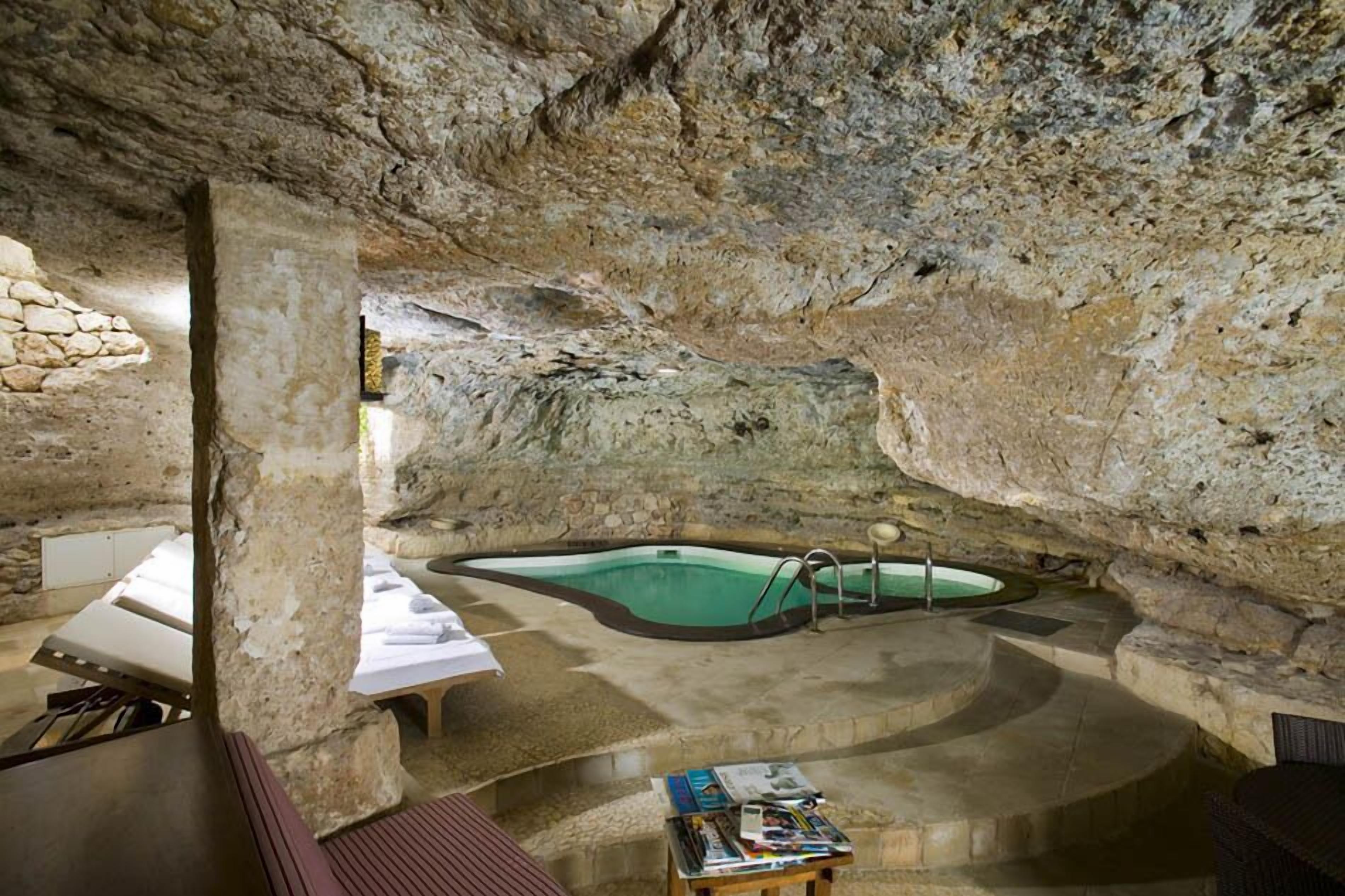 hot tub, steam room, turkish bath/hammam, body treatments, hydrotherapy