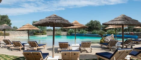 Piscine couverte, piscine extérieure, parasols de plage, chaises longues