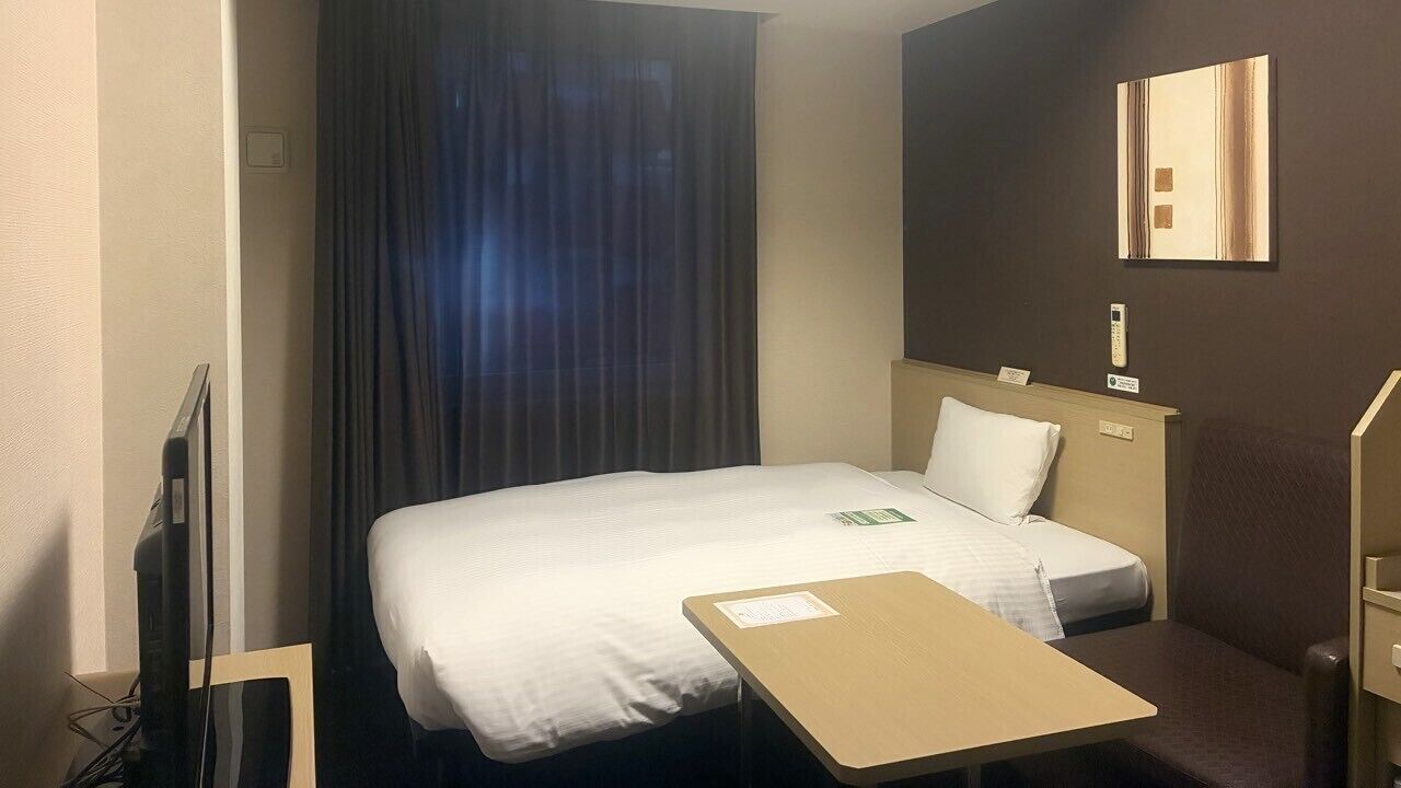 Escritorio, wifi gratis y ropa de cama 