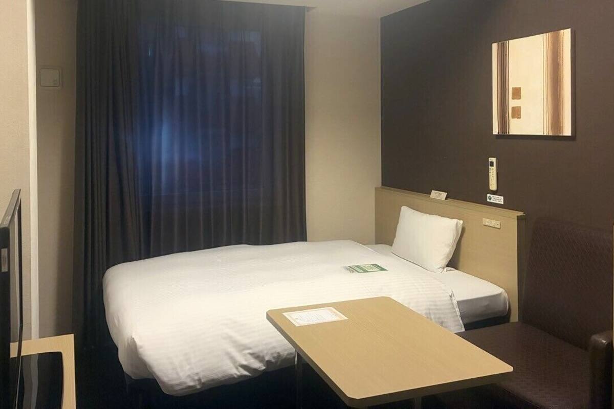 Escritorio, wifi gratis y ropa de cama