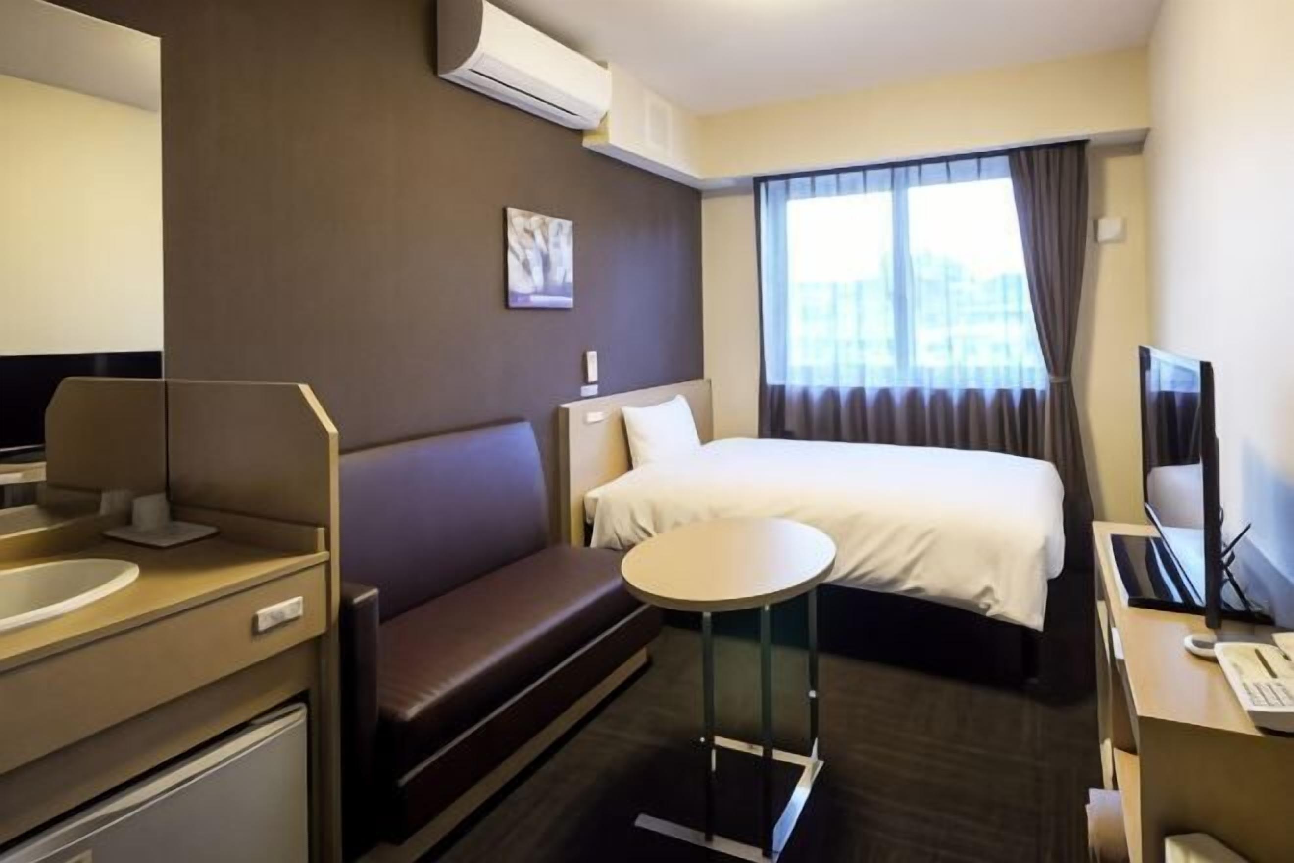 Een bureau, gratis wifi, beddengoed