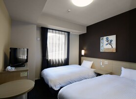 Escritorio, wifi gratis y ropa de cama