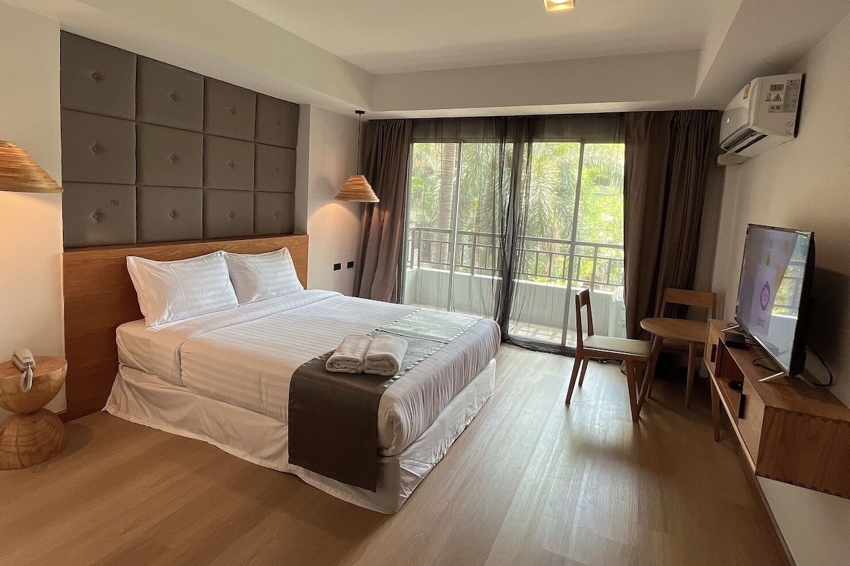 Minibar, escritorio, wifi gratis y ropa de cama 