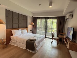 高級客房, 泳池景觀 | 迷你吧、書桌、免費無線上網、床單