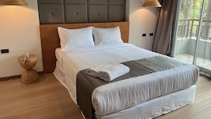 Minibar, desk, WiFi (free), bed sheets - Oun Hotel Bangkok (Bangkok)