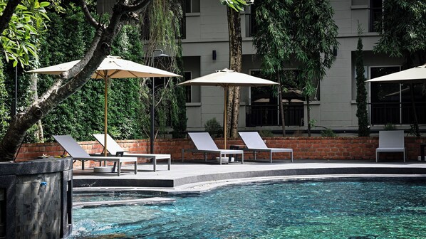 室外游泳池，日光浴躺椅