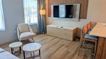 Suíte estúdio, 1 cama King, para não fumantes | Área de estar | TV LCD