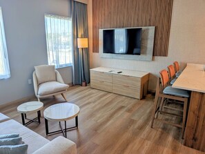 開放式套房, 1 張特大雙人床, 非吸煙房 | 客廳 | LCD 電視