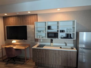 Suite, 1 King Bed, Mobility Accessible, Non Smoking (Roll-In Shower) | Private kitchen
