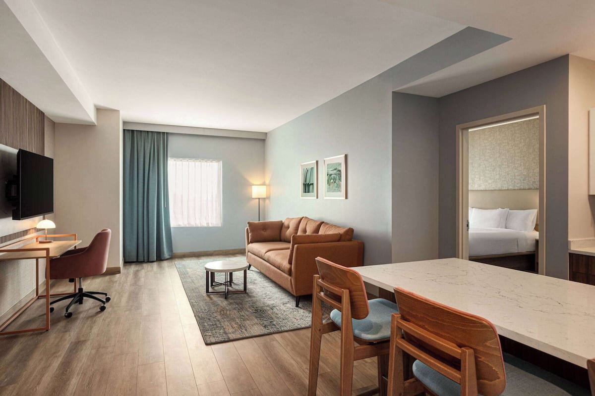 Suite, 1 letto king, non fumatori (1 Bedroom) | Una scrivania, ferro/asse da stiro, Wi-Fi gratuito