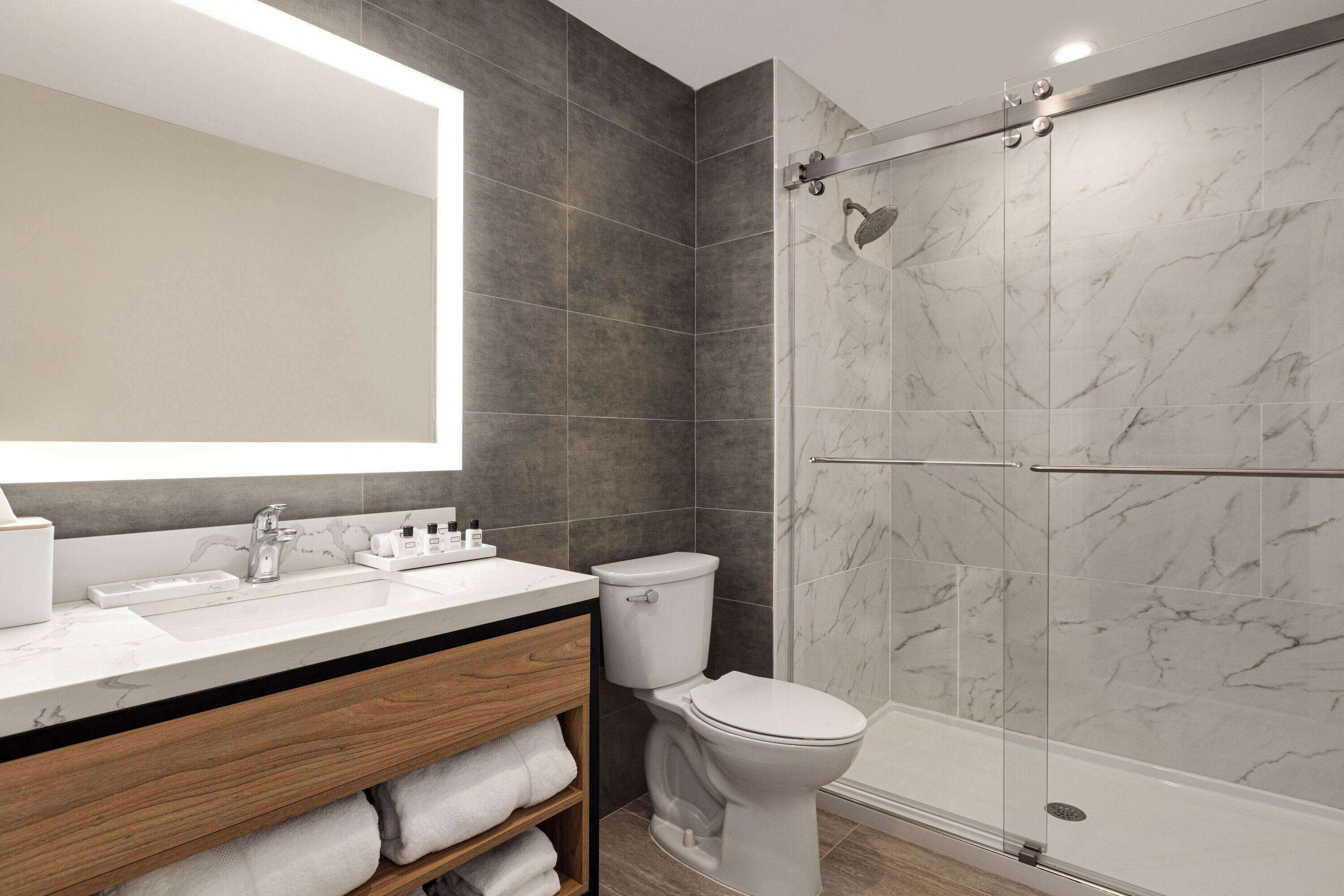 Regadera y amenidades de baño gratuitas 