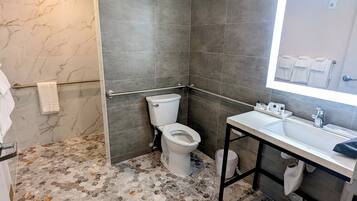 Un bany amb vàter, un lavabo i un mirall.