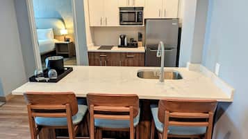 套房, 1 張特大雙人床, 非吸煙房 (1 Bedroom) | 私人廚房 | 電冰箱、微波爐