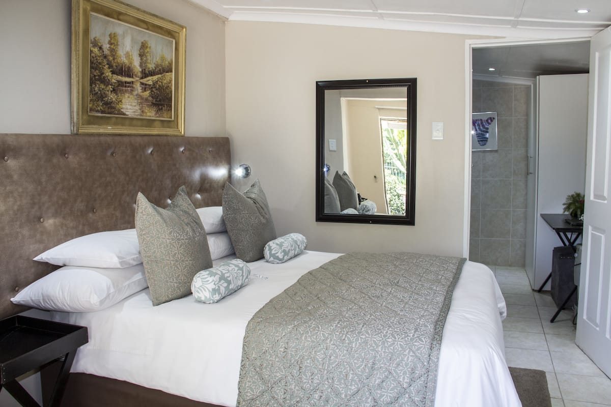 The Red Bishop | Premium bedding, desk, iron/ironing board, free WiFi