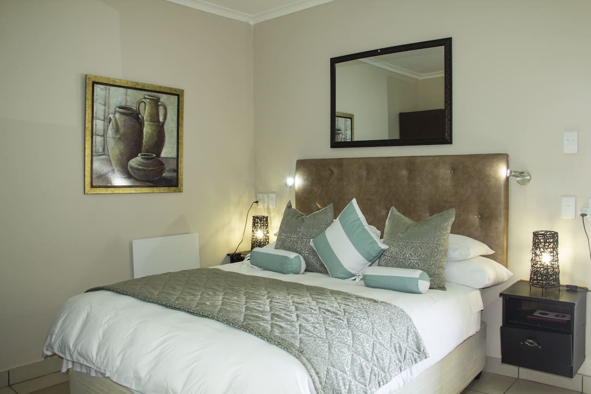 The Loerie | Premium bedding, desk, iron/ironing board, free WiFi