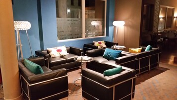 Televisión de pantalla plana 82 cm con canales de televisión digitales