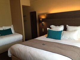 Ropa de cama de alta calidad, cubrecamas y muebles diferentes 