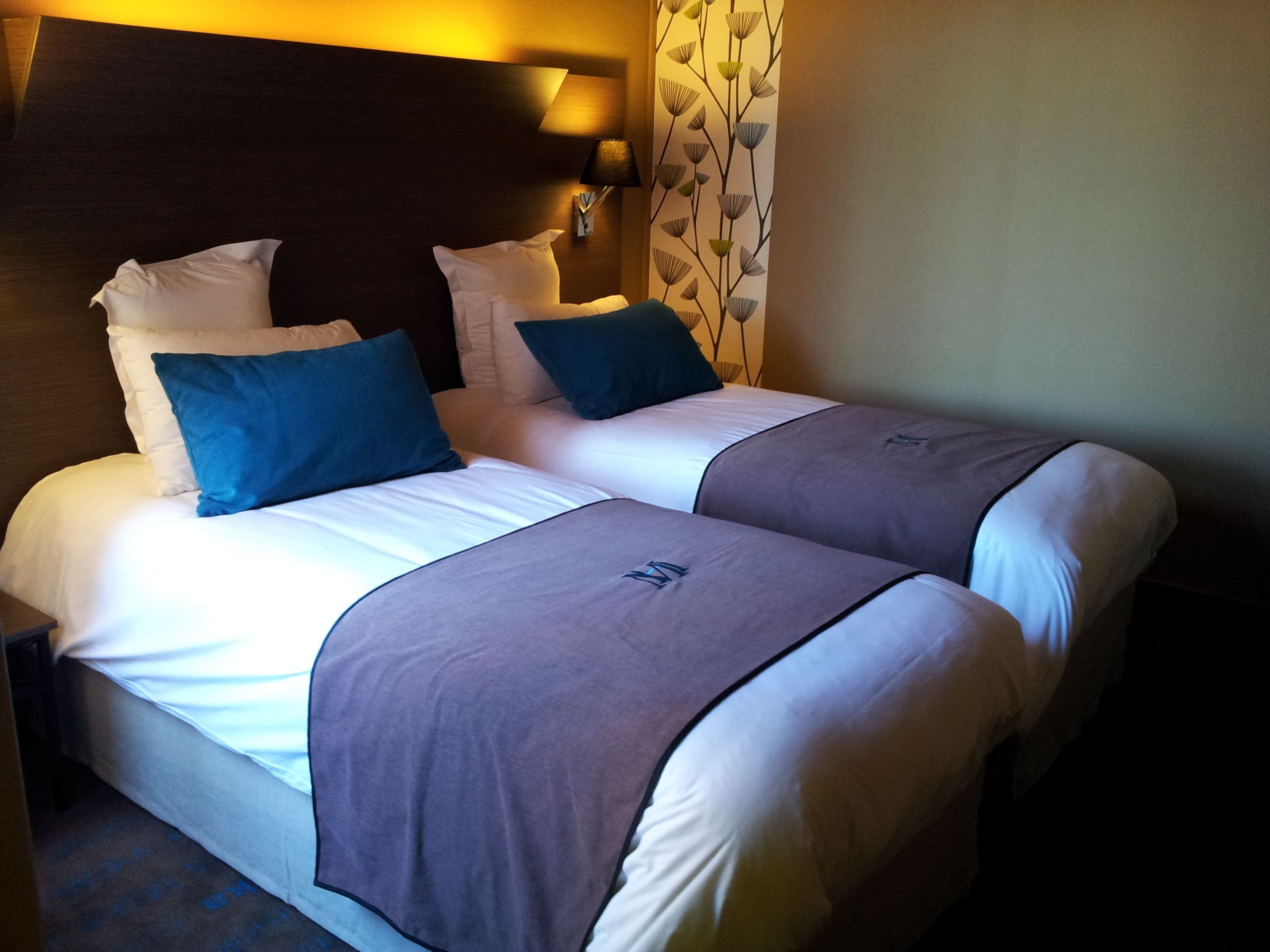 Ropa de cama de alta calidad, cubrecamas y muebles diferentes 