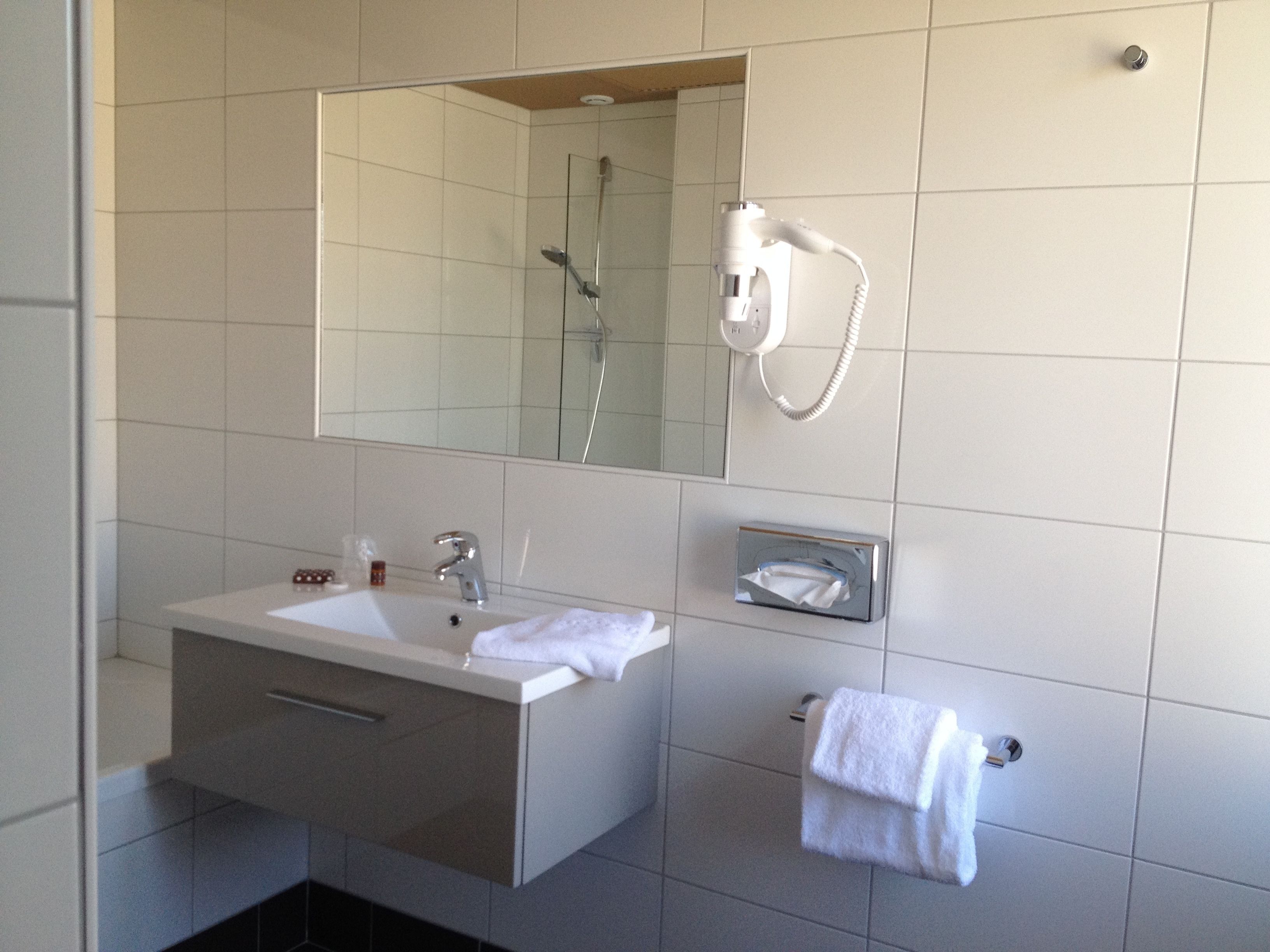 rainfall showerhead, free toiletries, hair dryer, towels