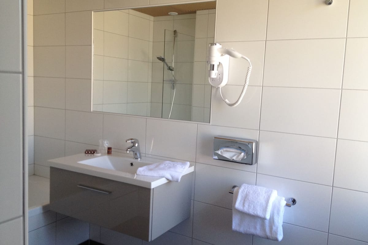 rainfall showerhead, free toiletries, hair dryer, towels