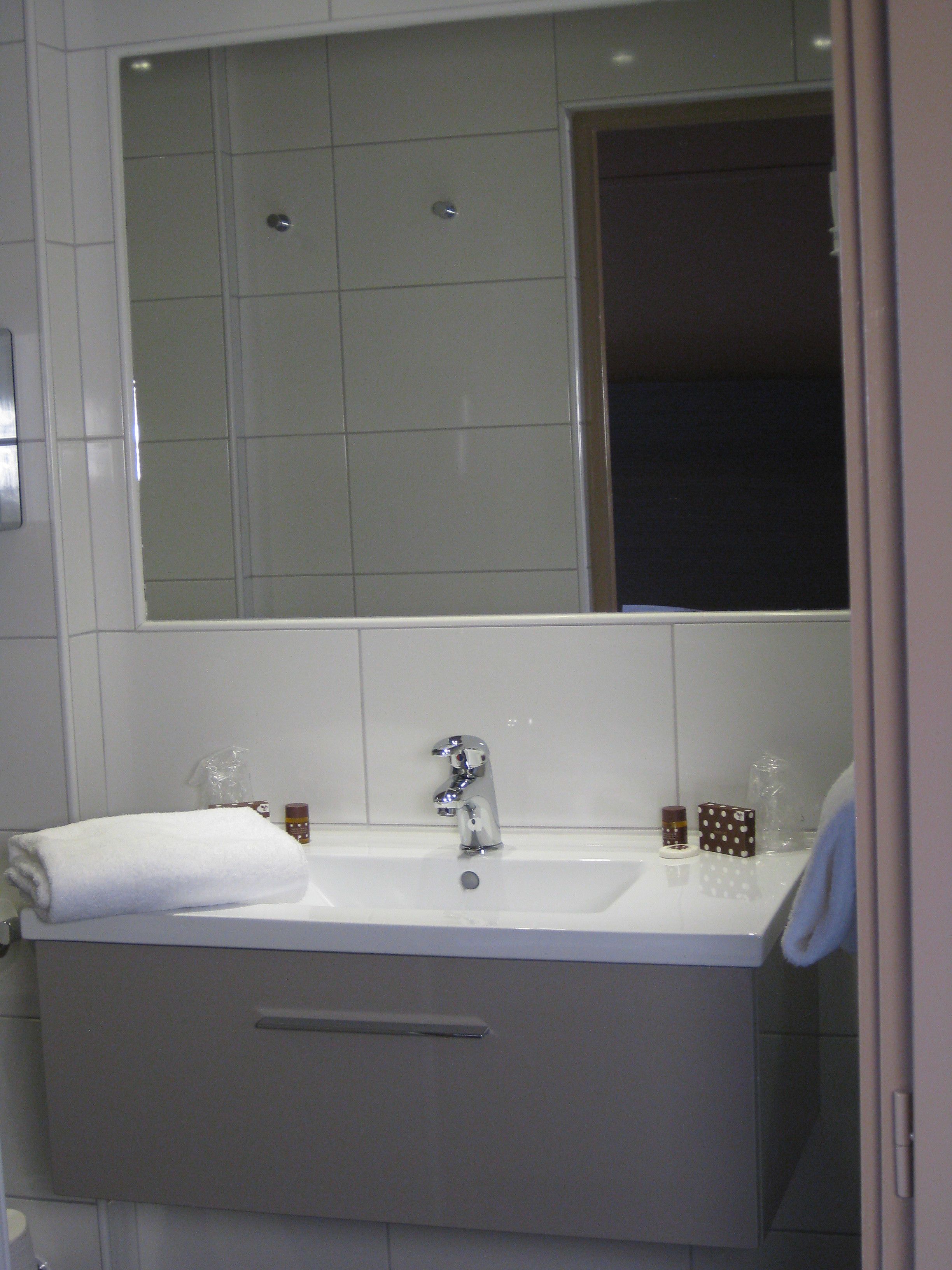 classic double room | bathroom sink