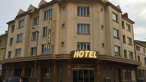 Un hôtel reconnaissable à son grand panneau « HÔTEL », à ses nombreuses fenêtres et à l’enseigne « Moka Hotel » qui orne sa façade.