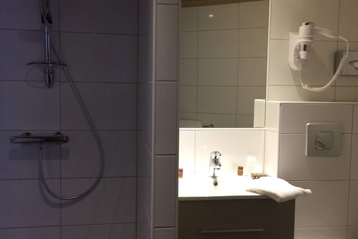 rainfall showerhead, free toiletries, hair dryer, towels