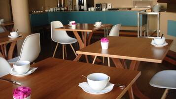 Sarapan prasmanan setiap hari (EUR 13 per orang)