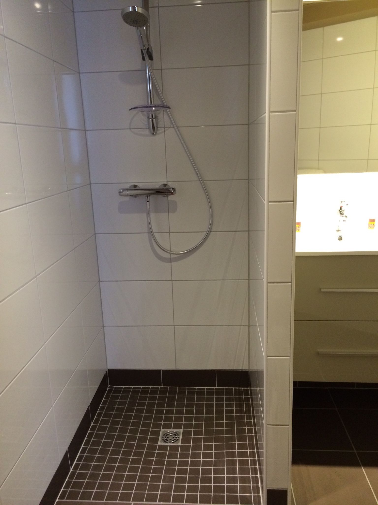 rainfall showerhead, free toiletries, hair dryer, towels